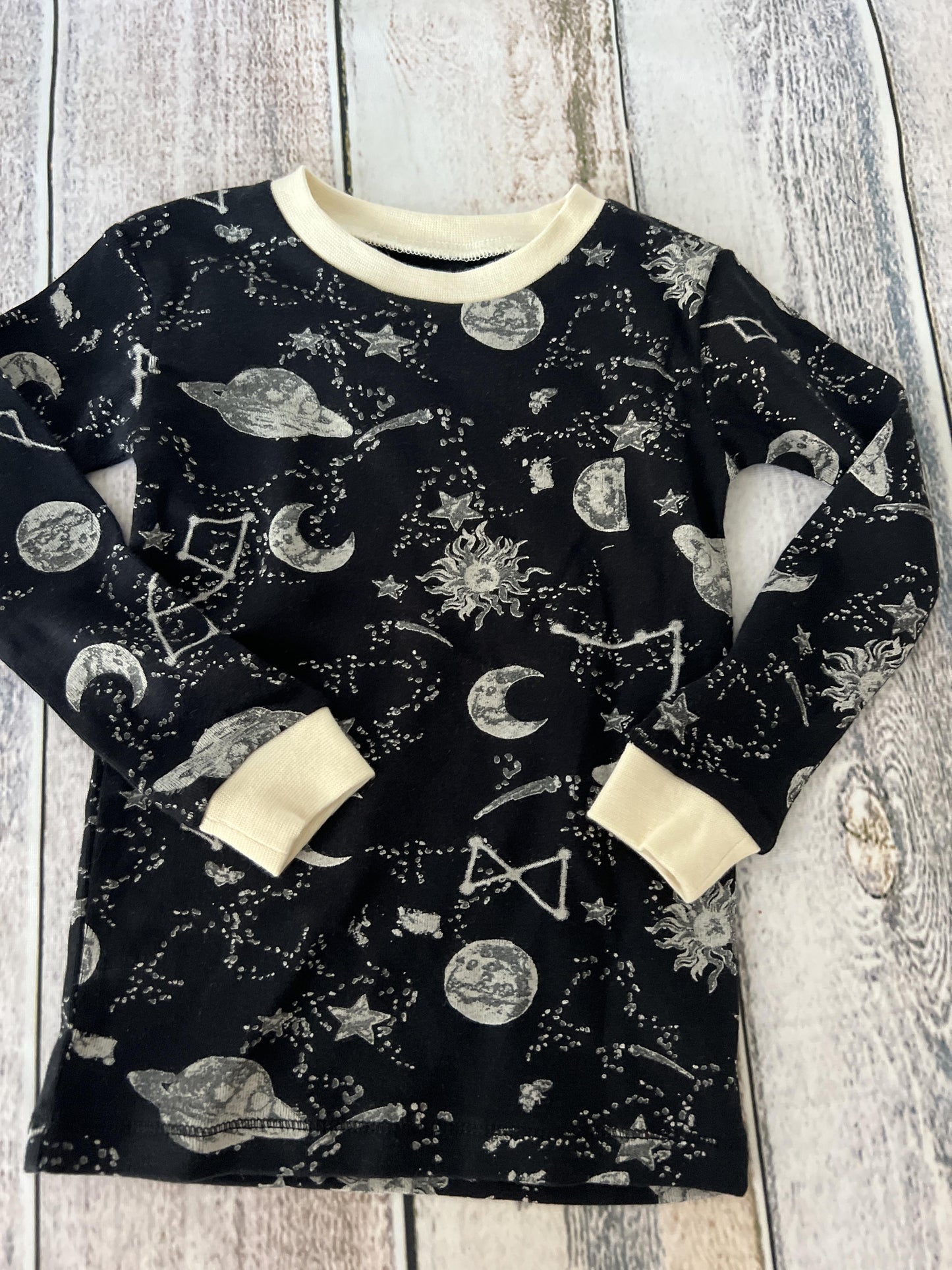 Burt's Bees Unisex White | Black | Space Pajamas Size: 2T White | Black | Space