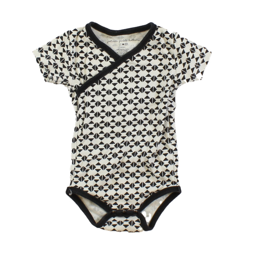 Petunia Pickle Bottoms Boys White | Black Onesie Size: 3-6 Months White | Black