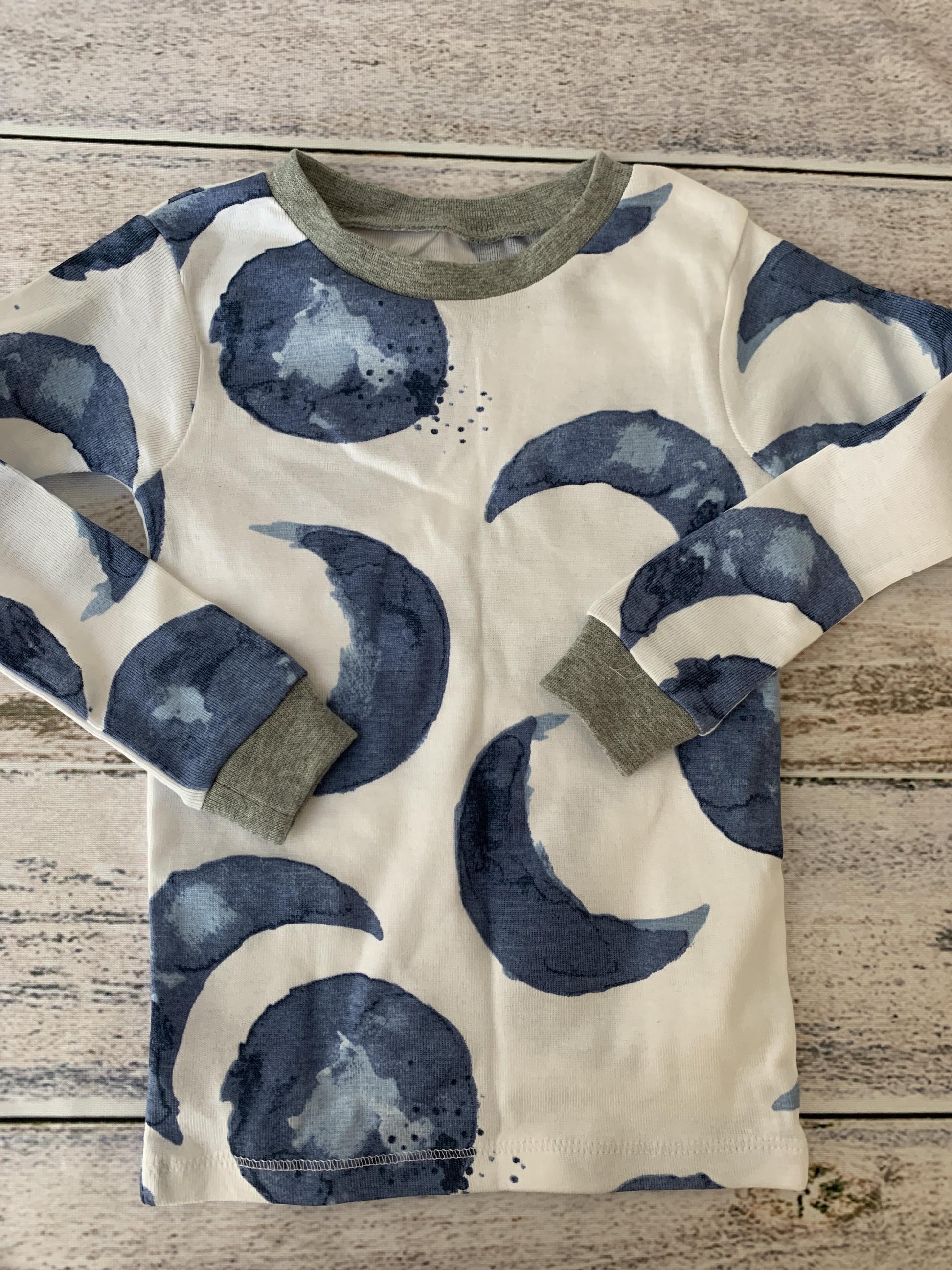 Burt's Bees Unisex White | Blue | Space Pajamas Size: 2T White | Blue | Space