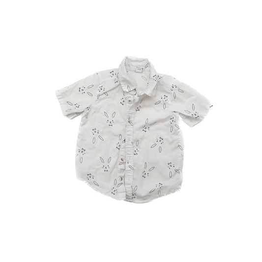Old Navy Boys White Bunnies Button Down Short Sleeve Size: 4T White Bunnies