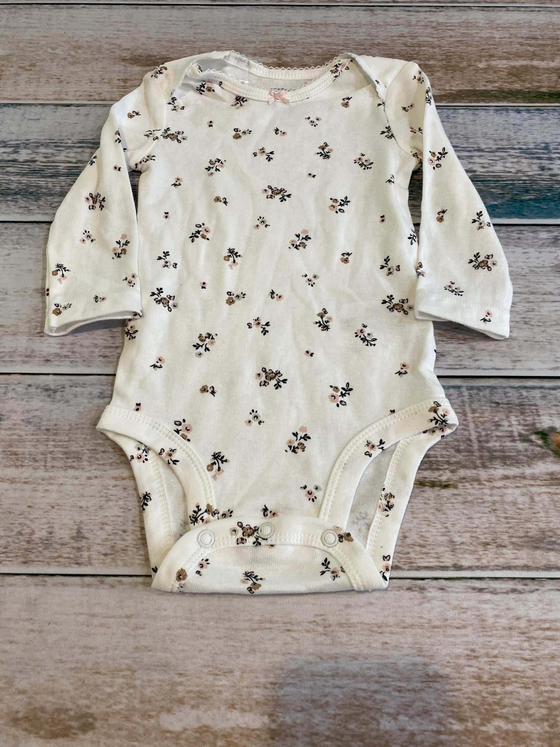 Carters Girls White | Flowers Onesie Size: 6 months White | Flowers