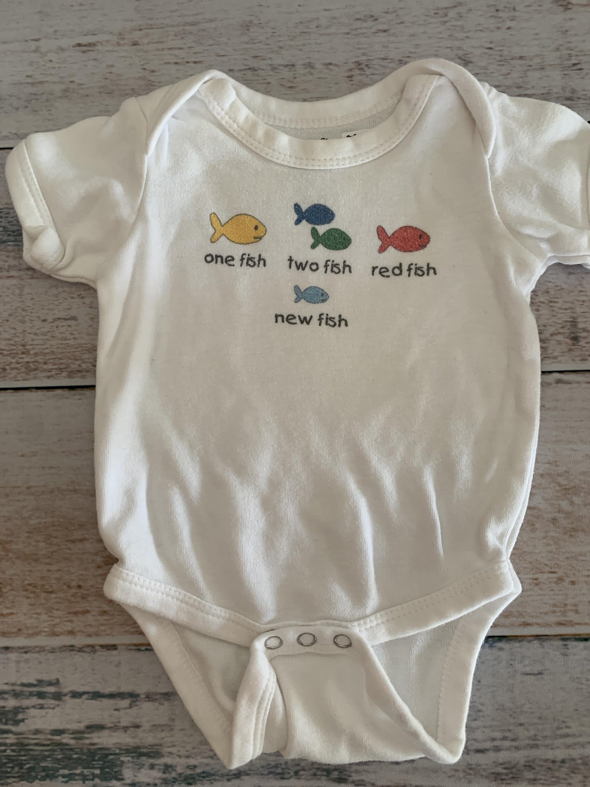 Boys White | Graphic Onesie Size: 0-6 months White | Graphic