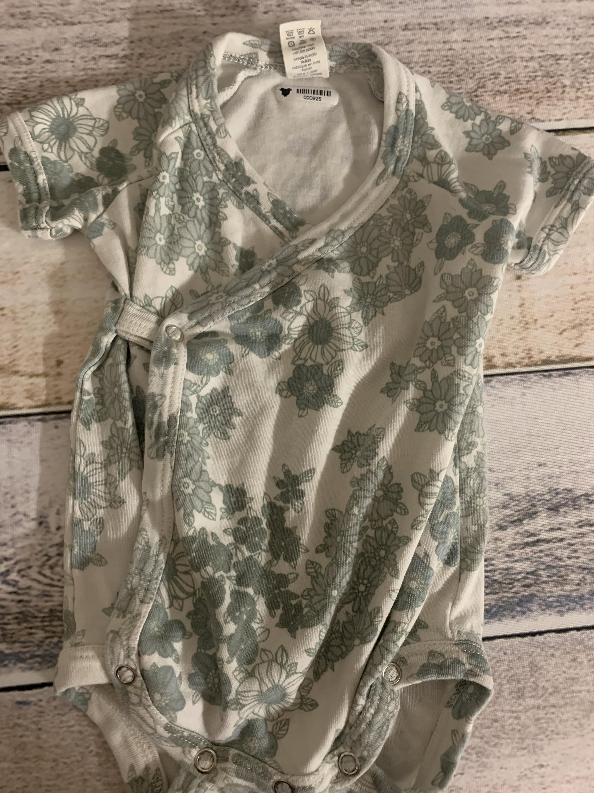 Kate Quinn Girls White | green | Flowers Onesie Size: 3-6 months White | green | Flowers