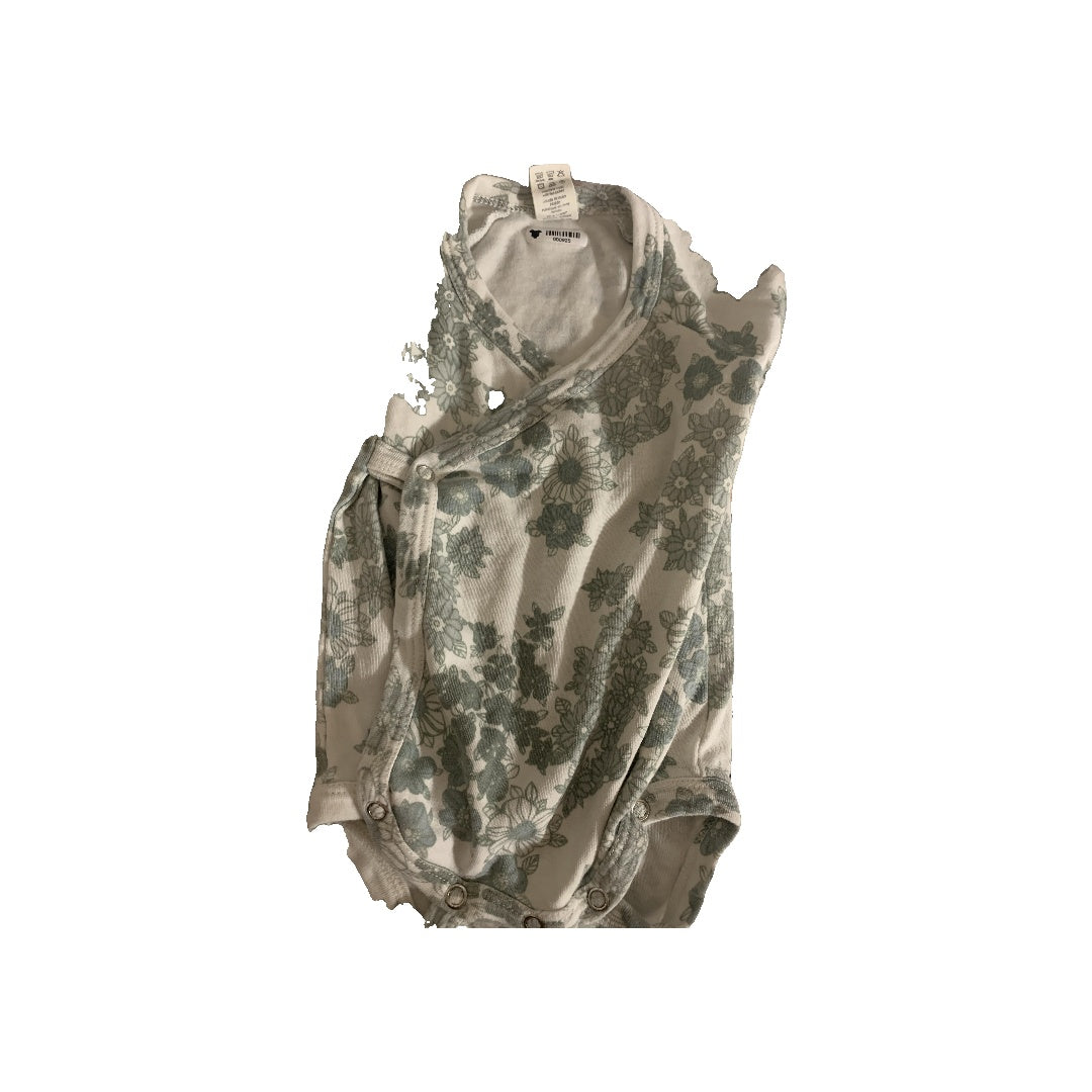 Kate Quinn Girls White | green | Flowers Onesie Size: 3-6 months White | green | Flowers