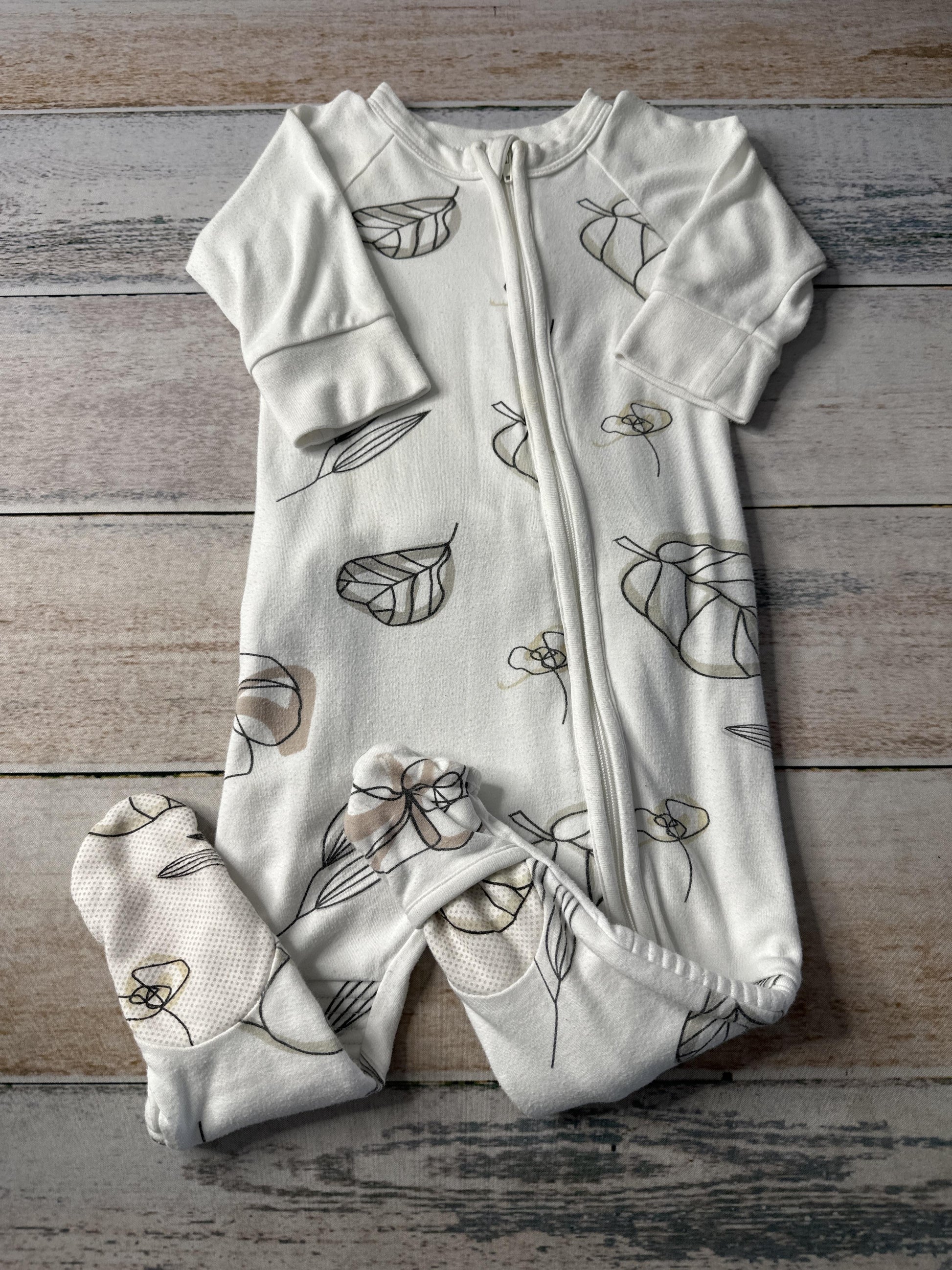 Goumi Unisex White | Leaves Pajamas Size: 6-9 months White | Leaves