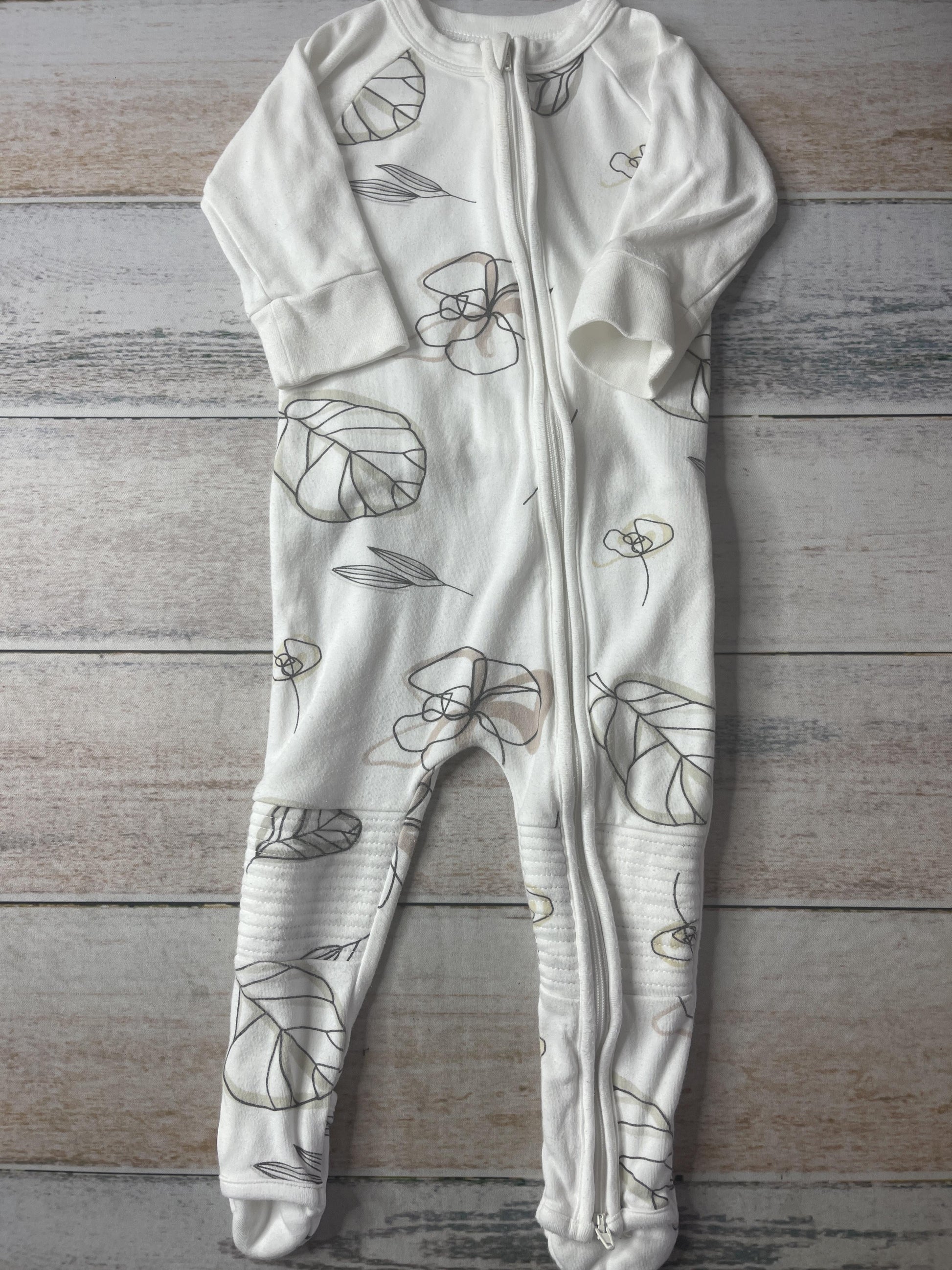 Goumi Unisex White | Leaves Pajamas Size: 12-18 months White | Leaves