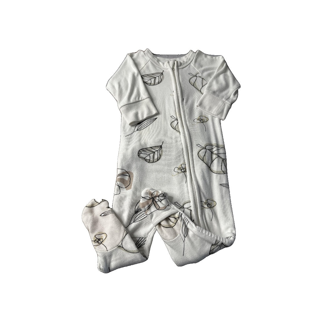 Goumi Unisex White | Leaves Pajamas Size: 6-9 months White | Leaves