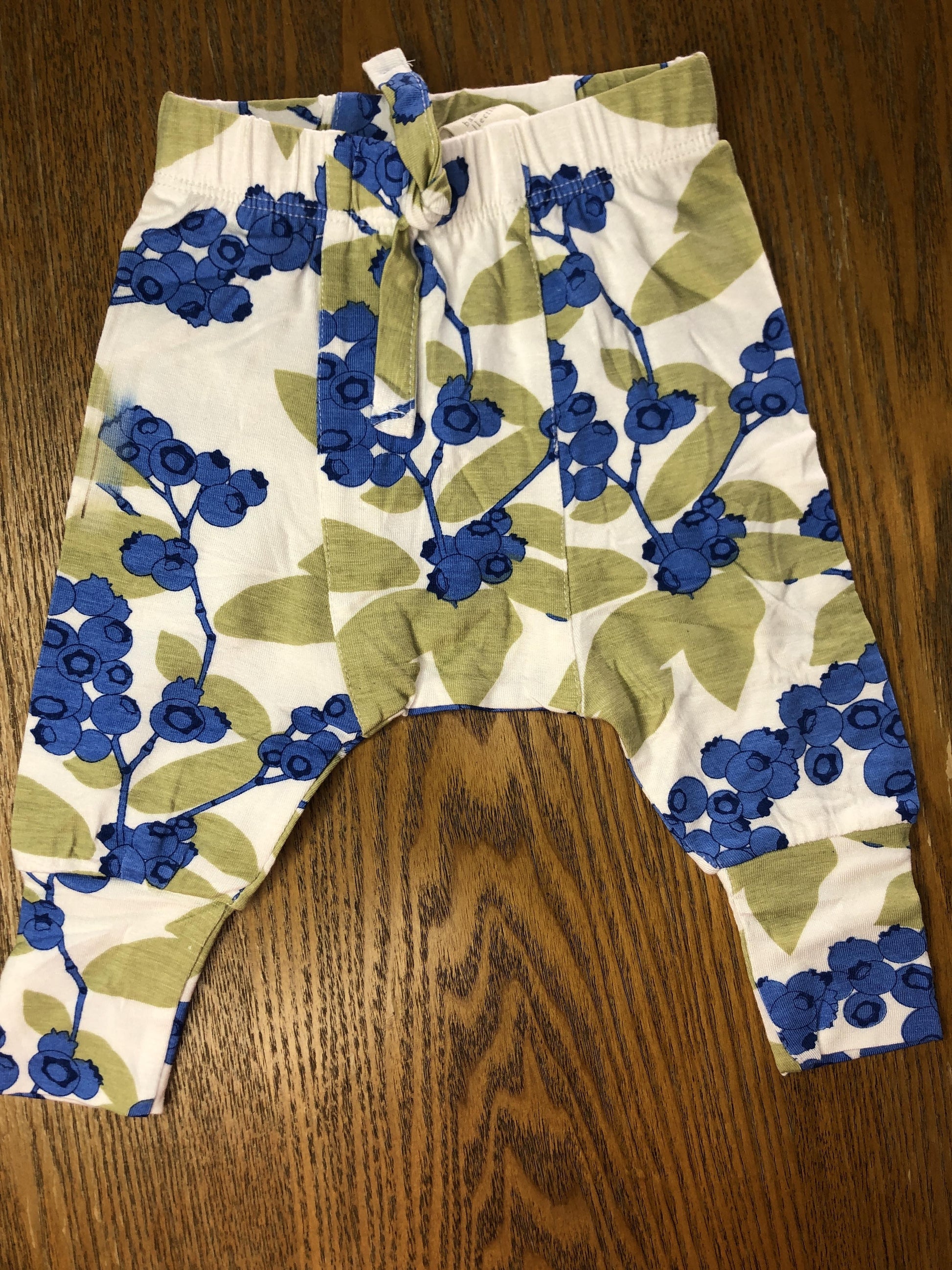 Kate Quinn Girls White | Light Blue | light green Pants Size: 3 months White | Light Blue | light green