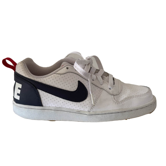 Nike Boys White| Navy Sneakers Size: 5 Youth White| Navy
