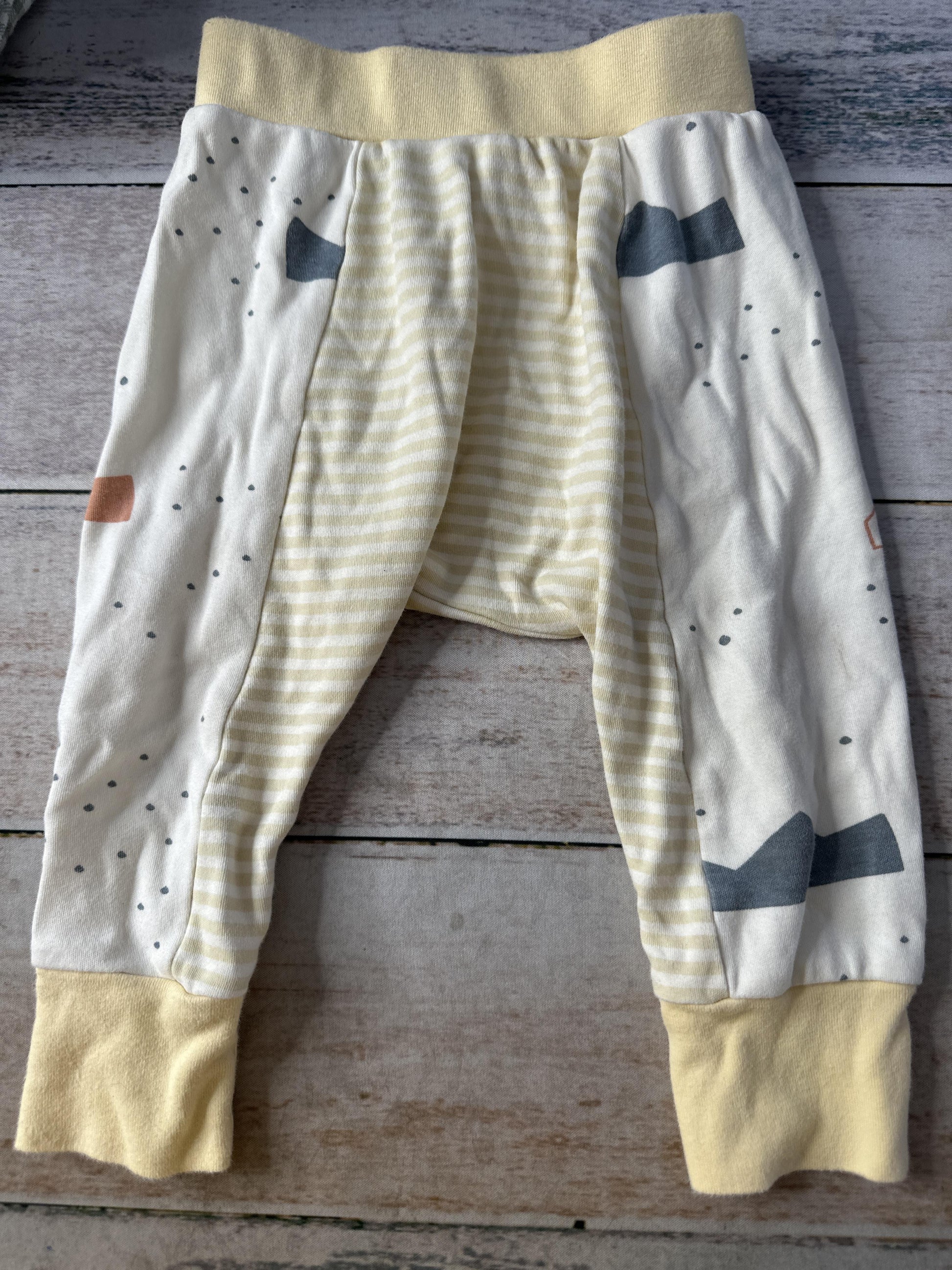 Unisex White | Yellow Pants Size: 12-18 months White | Yellow