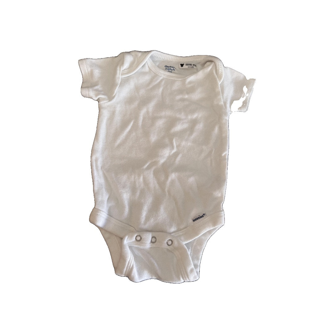 Gerber organic Unisex White Onesie Size: 3-6 months White