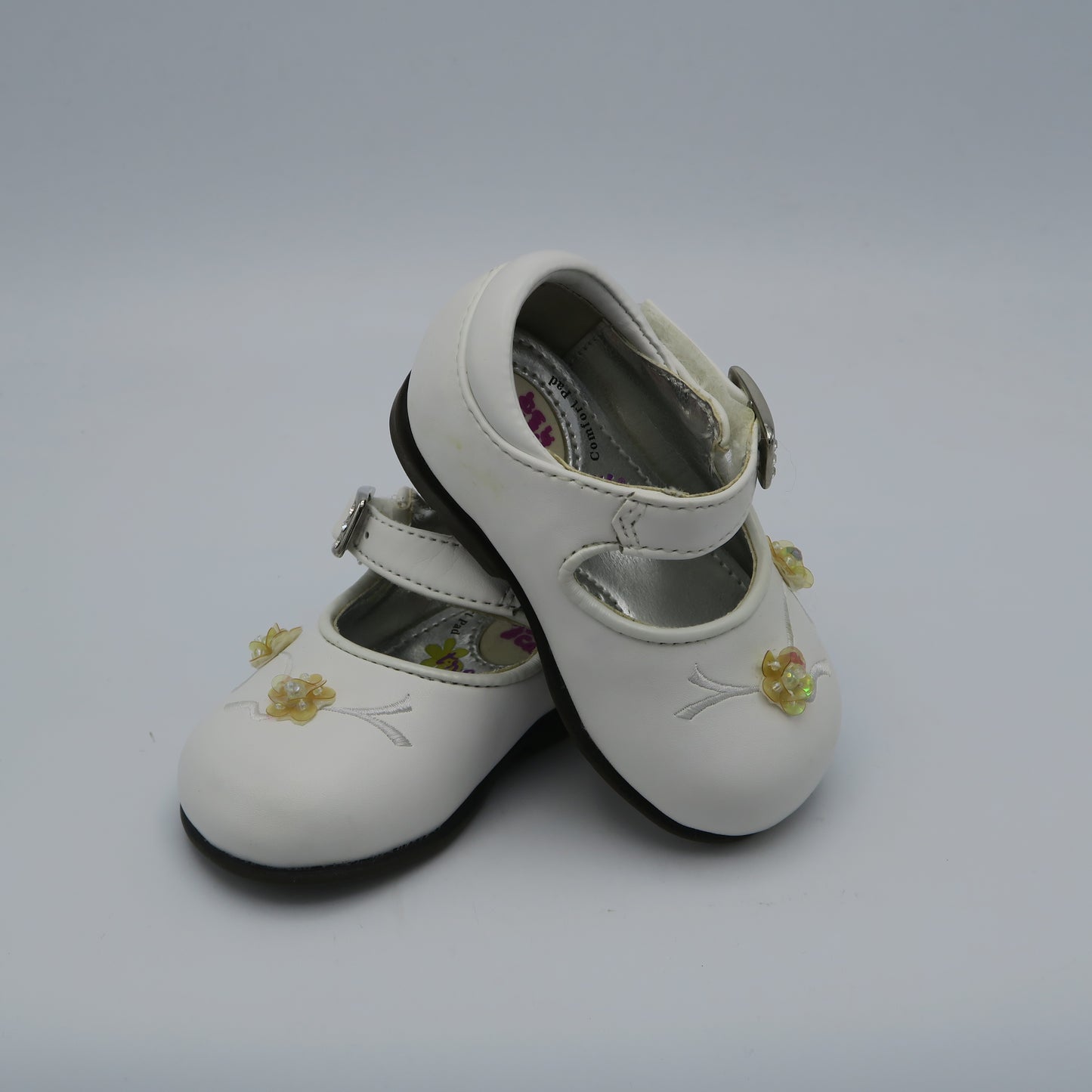 Buster Brown Girls White Shoes Size: 2 Infant White