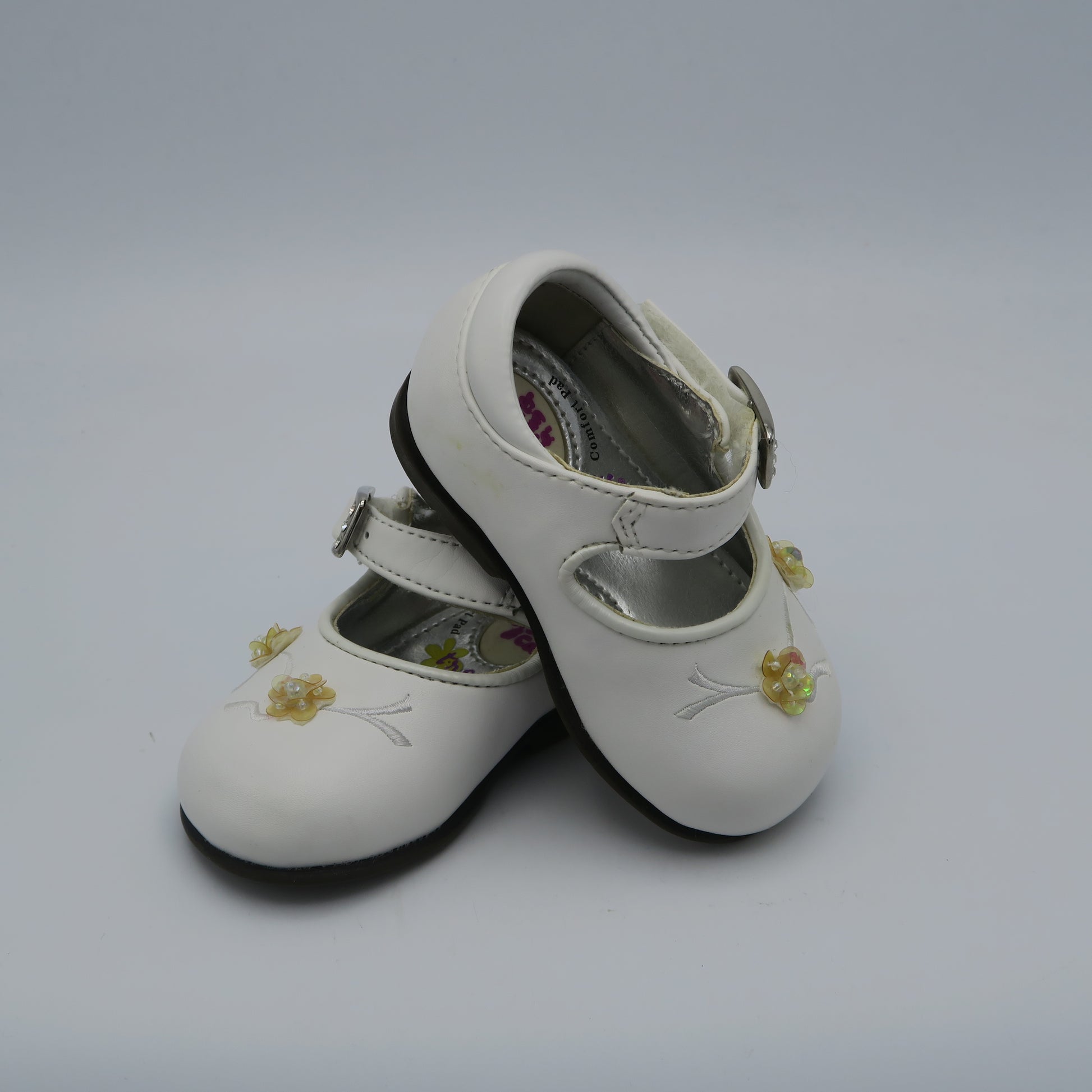 Buster Brown Girls White Shoes Size: 2 Infant White