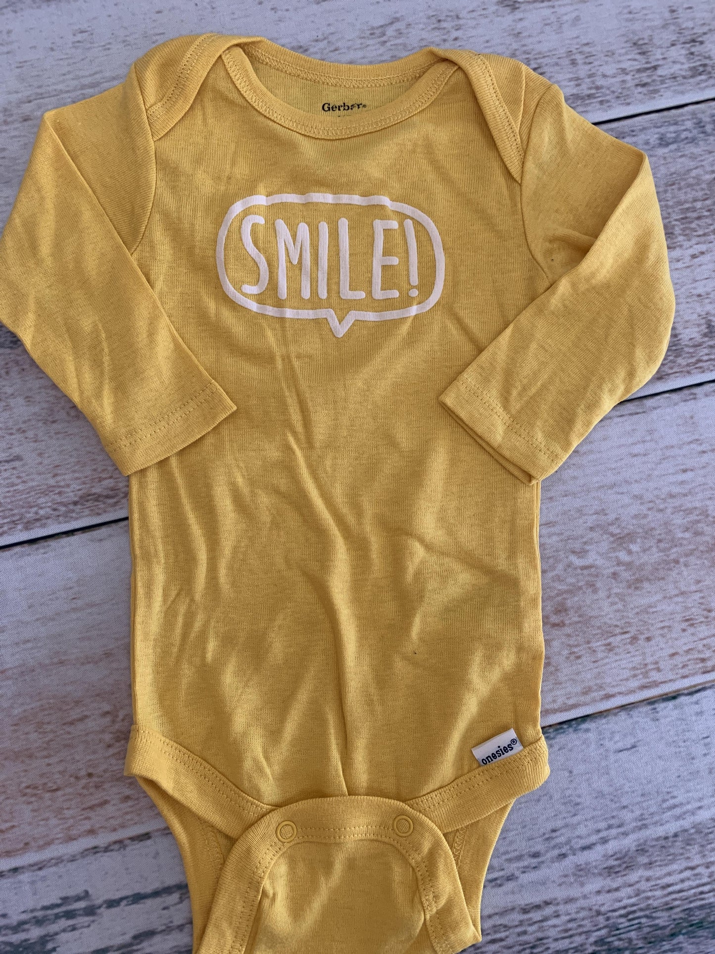 Gerber organic Boys Yellow | Graphic Onesie Size: 0-3 months Yellow | Graphic