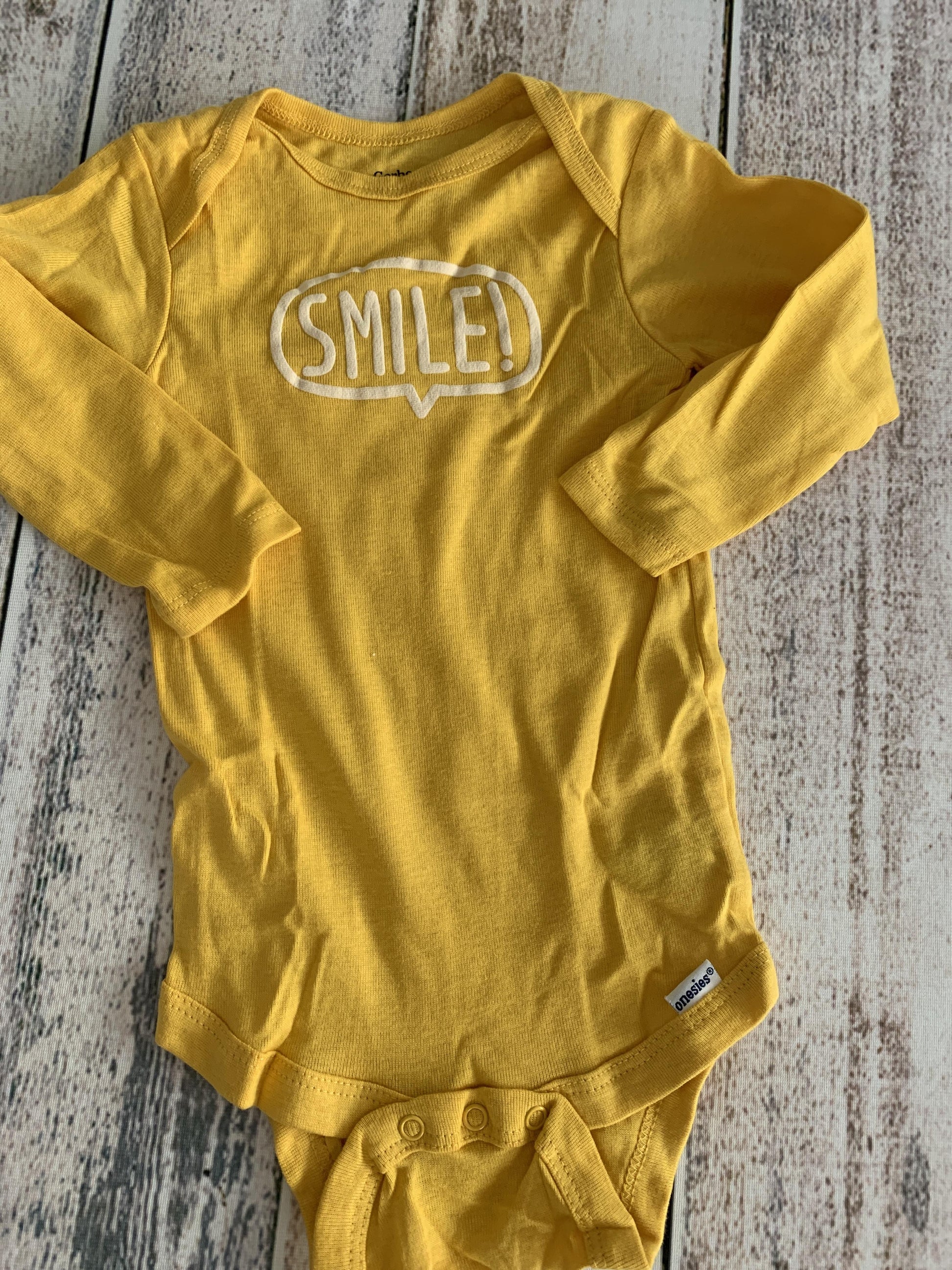 Gerber organic Boys Yellow | Graphic Onesie Size: 6-9 months Yellow | Graphic